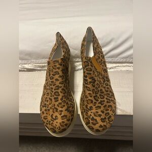 SHEIN Leopard Print Sneakers